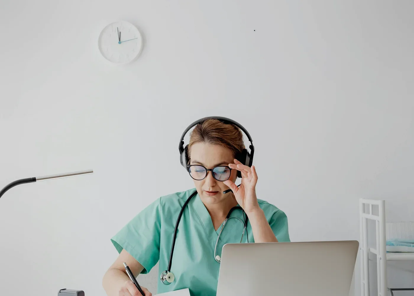 Telehealth clinician supporting an expat patient online
